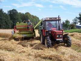7_Zetor 4340 bei der Getreideernte neben Claas Mähdrescher.jpg 7_Zetor 4340 bei der Getreideernte neben Claas Mähdrescher.jpg