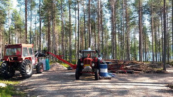 Zetor 5945 & Nuffield M4 am See Kemijärvi Lappland Polarkreis.jpg Zetor 5945 & Nuffield M4 am See Kemijärvi Lappland Polarkreis.jpg