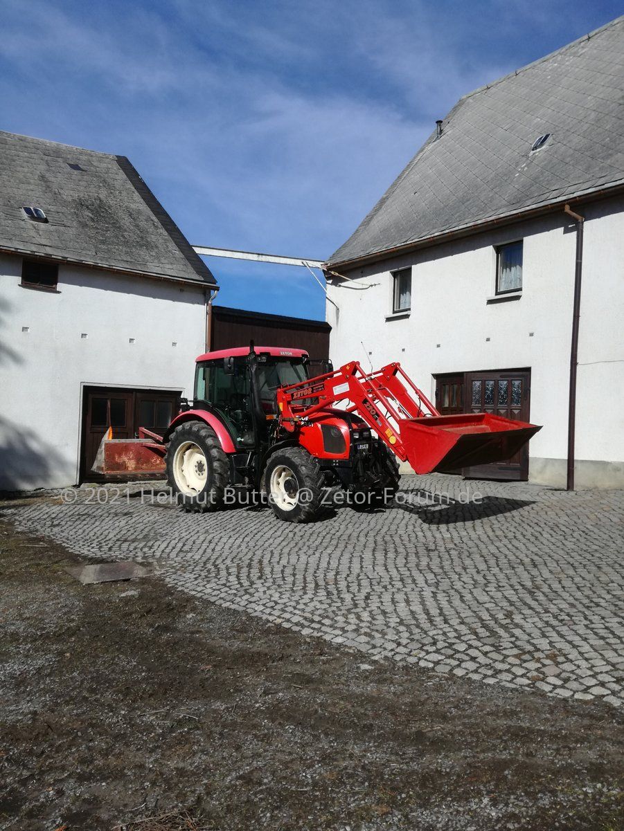 Zetor 8441 mit Frontlader und Schneeräumbrett.jpg